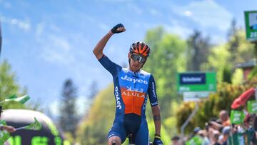 De Marchi celebra su triunfo en el Tour de los Alpes.