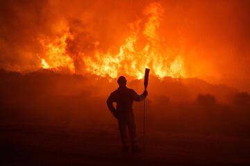 Dos incendios desatados en la provincia de ?vila han provocado la evacuaci¨®n de los municipios de Riofr¨ªo, Sotalbo, Villaviciosa, Palacios y Robledillo, adem¨¢s de quemar 10.000 hect¨¢reas. La situaci¨®n ha obligado la intervenci¨®n de la Unidad Militar de Emergencias.