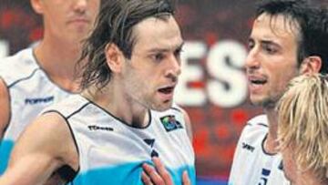 <b>ALTA TENSIÓN. </b>Ginóbili media para aplacar un enfado de Fabricio Oberto contra Boucher.