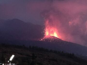 Imágenes del volcán en la noche del 23 de septiembre.