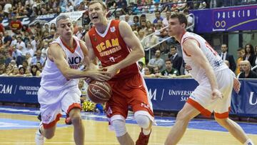 Martynas Pocius entra a canasta ante Román Motañez.