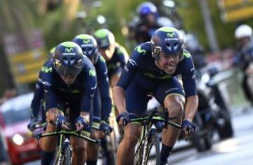 Los ciclistas del equipo Movistar, durante la primera etapa de la Vuelta Ciclista a España 2014, que en su 69 edición ha comenzado con una contrareloj por equipos de 12 kilómetros en la ciudad gaditana de Jerez de la Frontera. 