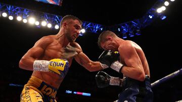 Vasily Lomachenko golpea a Luke Campbell durante su combate en Londres.