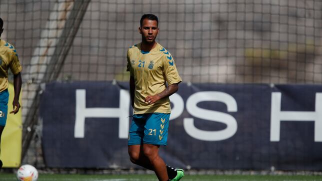 Jonathan Viera toma el control ante el Almería