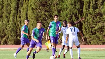 Momento del encuentro Málaga-Marbella. Juanpe controla el balón.