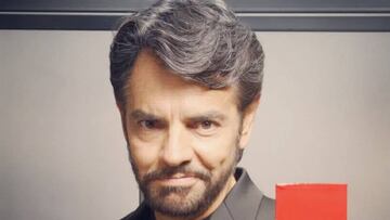 Eugenio Derbez mostrando tarjeta roja