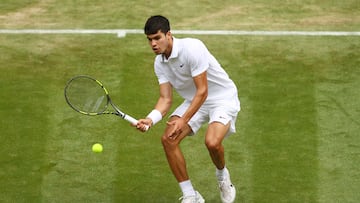 El tenista español Carlos Alcaraz devuelve una bola durante su partido ante Daniil Medvedev en Wimbledon 2021.