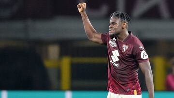 Duván Zapata anota en el empate de Torino ante Roma.