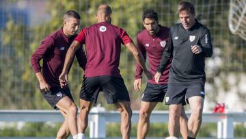 El técnico Berizzo participó ayer en los ejercicios junto a De Marcos, Raúl García y Rico.