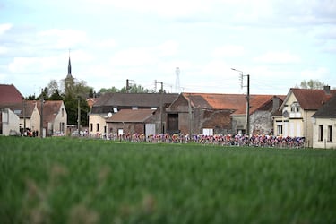 Vista general del pelotón compitiendo durante la 123.ª edición de la París-Roubaix.