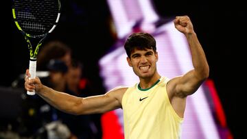 Carlos Alcaraz celebra su victoria contra Miomir Kecmanovic en el Open de Australia.