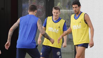 Gameiro, junto a Parejo durante un entrenamiento.