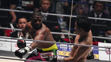 Floyd Mayweather y Mikuru Asakura en el combate de exhibición.