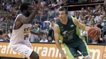El escolta norteamericano del Unicaja, Ryan Toolson, entra a canasta ante la defensa del alero norteamericano del Ucan Murcia CB, Dwayne Davis.