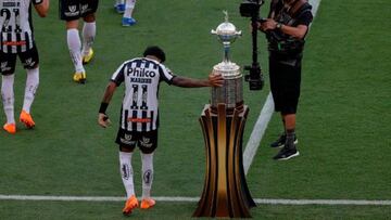 Una de las estrellas de Santos decidió acariciar el trofeo cuando saltó a la cancha. Vivió un partido gris en el que apenas apareció y el título se escapó.