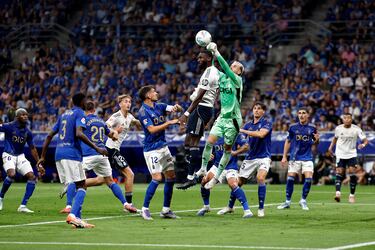 Aunque suena raro que un portero que haya encajado tres goles esté en el once, Arrón se hace acreedor de este puesto porque si no llega a ser por él, el Real Madrid podría haber ganado de forma más contundente. 
