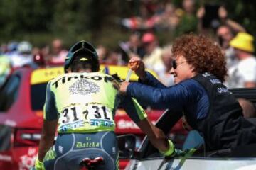 Contador curado en plena carrera por la doctora del equipo.