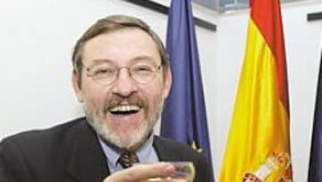 <b>UN AÑO 'DULCE'. </b>Jaime Lissavetzky brindó ayer en el CSD por un buen año 2005 en materia deportiva.