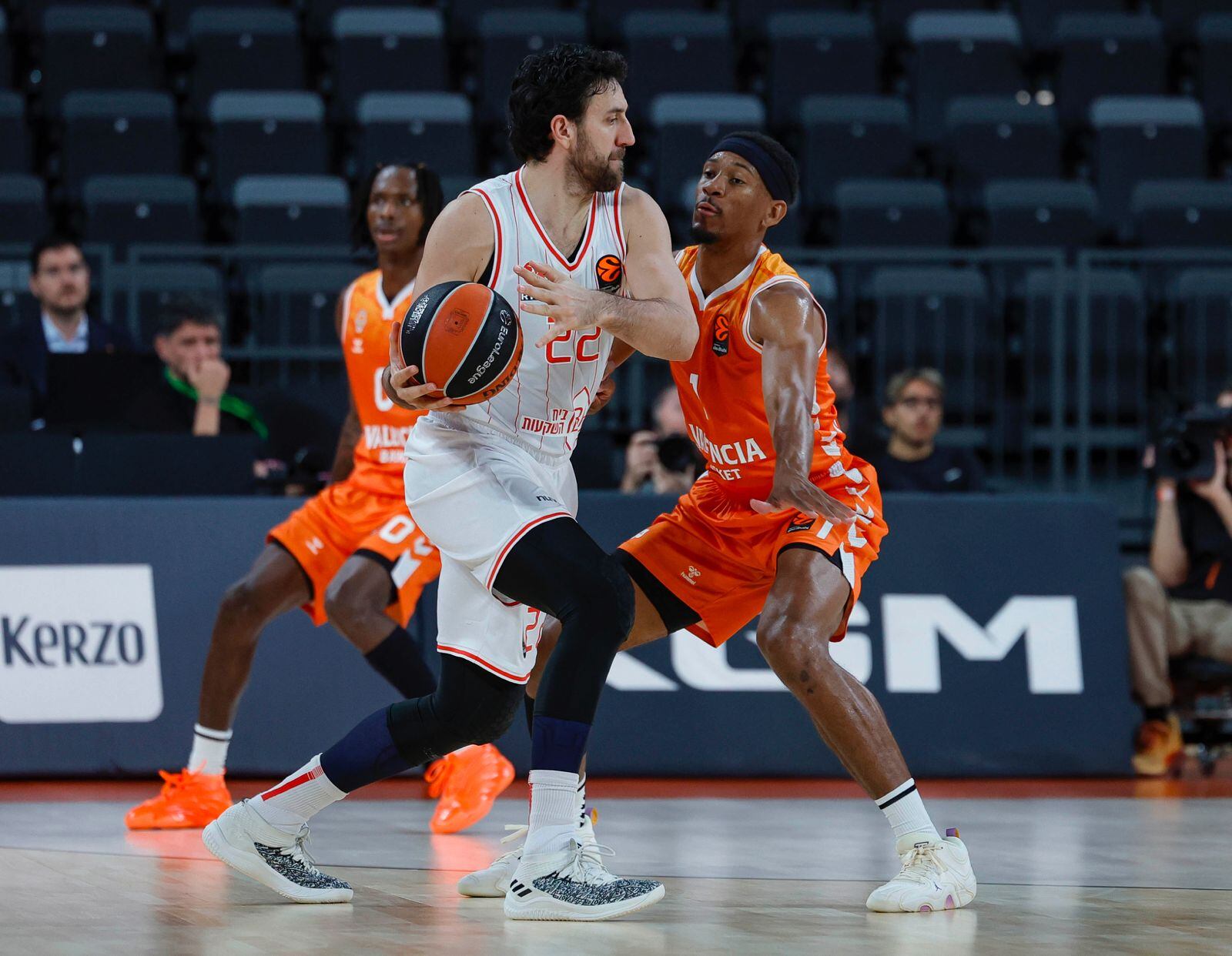 Micic lidera al Hapoel ante un frío Valencia Basket 
