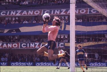 El portero destacó desde joven por su excentricidad y seguridad en el terreno de juego. No tenía problema en salir del área para cortar una jugada, utilizaba los pies habitualmente y hacía saques de banda. 