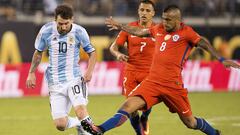 Futbol, Argentina v Chile.
 Copa America Centenario 2016.
 El jugador de la seleccion chilena Arturo Vidal, derecha , disputa el balon con Lionel Messi de Argentina durante el partido final de la Copa America Centenario en el estadio Met Life de Nueva Jersey, Estados Unidos.
 Mexsport/Photosport**********
 
 Football, Argentina v Chile.
 Copa America Centenario Championship 2016.
 Chile&#039;s player Arturo Vidal, right, battles for the ball against Lionel Messi of Argentina during the Copa America Centenario Championship final match at the Met Life stadium in New Jersey, USA.
 26/06/2016
 Mexsport/Photosport