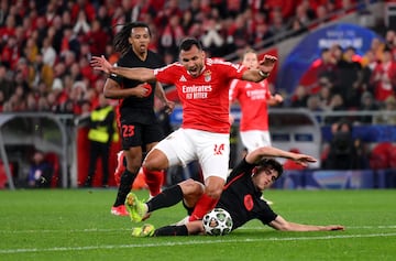 Vangelis Pavlidis se escapa para encarar a Wojciech Szczesny y Pau Cubars, derriba al delantero del Benfica siendo el ltimo defensor en el borde del rea.