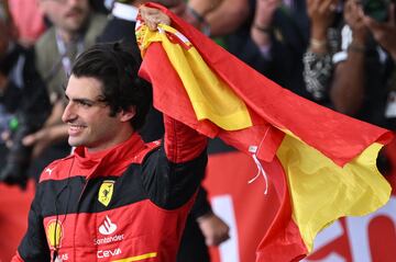 Alegr¨ªa del piloto espa?ol tras conseguir la victoria en el circuito de Silverstone.