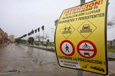 Imágenes del operativo de alerta activado en Jerez de la Frontera (Cádiz), donde la llegada del temporal «Marta» podría causar inundaciones por el colapso de colectores de agua.