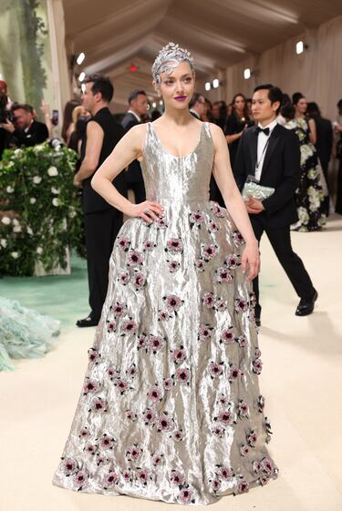 La actriz, Amanda Seyfried,  posa con un original vestido de Prada.
