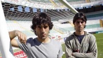 <b>DEFENSA. </b>Etxeita y Pelegrín, ayer, en la portería del Elche.