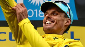 New overall leader Astana team Spanish rider Luis Leon Sanchez puts on the yellow jersey on the podium after the third stage of the Paris - Nice cycling race between Bourges and Chatel-Guyon on March 6, 2018 in Chatel-Guyon.  / AFP PHOTO / JEFF PACHOUD / ALTERNATIVE CROP 