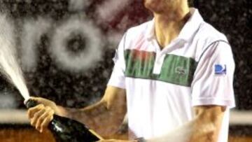 El tenista uruguayo Pablo Cuevas celebra al ganar el torneo Rio Open 2016-