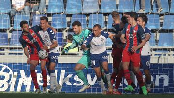 Juan Soriano, defendiendo la portería del Tenerife ante el Huesca.