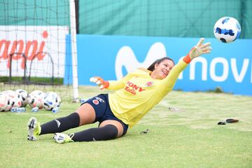 La Selección Colombia Femenina Sub 17 trabaja en Bogotá previo a su viaje a Uruguay, el próximo viernes 25 de febrero. El equipo nacional debutará en el Sudamericano ante Perú.