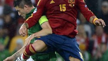 El defensa español Sergio Ramos disputa un balón en el aire con Robbie Keane durante el encuentro entre España e Irlanda.