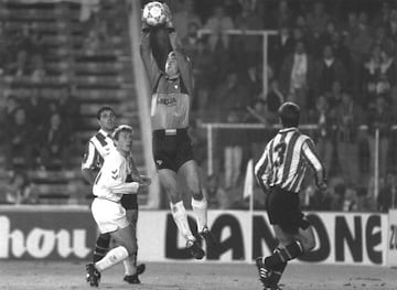 Tras no jugar con el Real Madrid Julen ficha en 1991 por el C.D. Logroñés. Fue aquí donde su carrera empezó a destacar siendo titular indiscutible durante tres temporadas.  