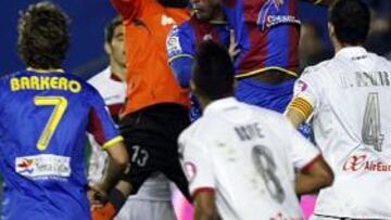 <b>SIN PELIGRO. </b>La artillería azulgrana apenas inquietó la meta de Aouate y no pudo dejar los puntos en casa.