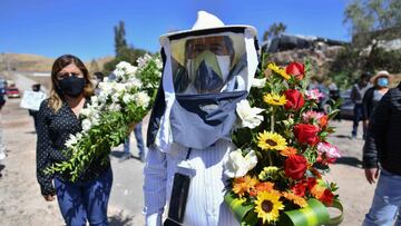 Residents of the rural community of Yura, close to the city of Arequipa, in southern Peru, participate in the burial of their mayor Angel Benavente, with an outdoor mass and an animated funeral possession on August 14, 2020, during which neighbors and musicians bade farewell to their head authority who died of COVID19. - Peru is one of worst hit countries in coronavirus-epicenter Latin America after Brazil and Mexico, with more than 25,000 reported deaths and over half a million cases. (Photo by Diego Ramos / AFP)