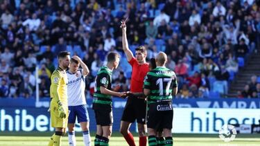 El árbitro expulsa a Íñigo, del Racing, en La Romareda.