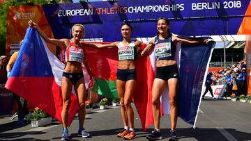 Clemence Calvin posa junto a Eva Vrabcova-Nyvltova y Volha Mazuronak tras la disputa de la prueba de maratón en los Europeos de Berlín 2018.