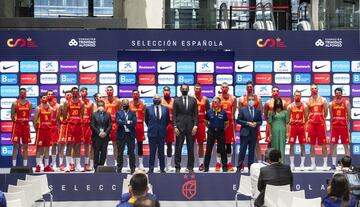 La selección española de baloncesto con José Bogas, Jorge Garbajosa, Sergio Scariolo, José Manuel Franco y Begoña Villacís.