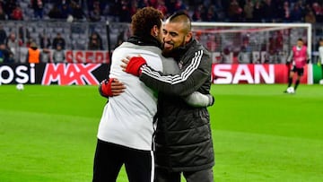 El afectuoso abrazo de Vidal y Neymar antes del Bayern-PSG