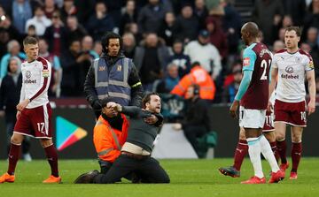 Tras la derrota de 0-3 ante el Burnley, seguidores de los Hammers ingresaron al campo para recriminar a sus jugadores.