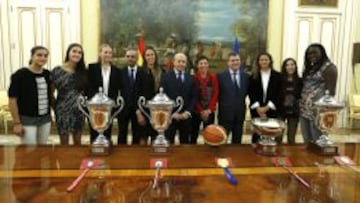 José Ignacio Wert, con las chicas del baloncesto.
