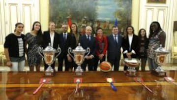 Jos&eacute; Ignacio Wert, con las chicas del baloncesto.