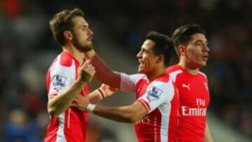 Ramsey y Alexis, los goleadores del choque.