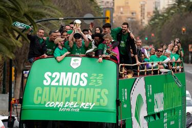 Málaga se echa a la calle para festejar la histórica Copa del Unicaja
