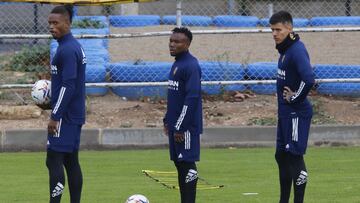 James Igbekeme, entre Jair y Narv&aacute;ez, en la sesi&oacute;n de entrenamiento de ayer antes de retirarse por un pinchazo.