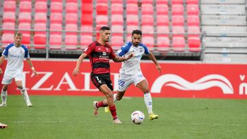 Gabri Martínez conduce el balón, seguido muy de cerca por Mellot.