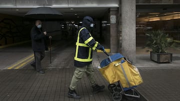 Imagen de un cartero de Correos.